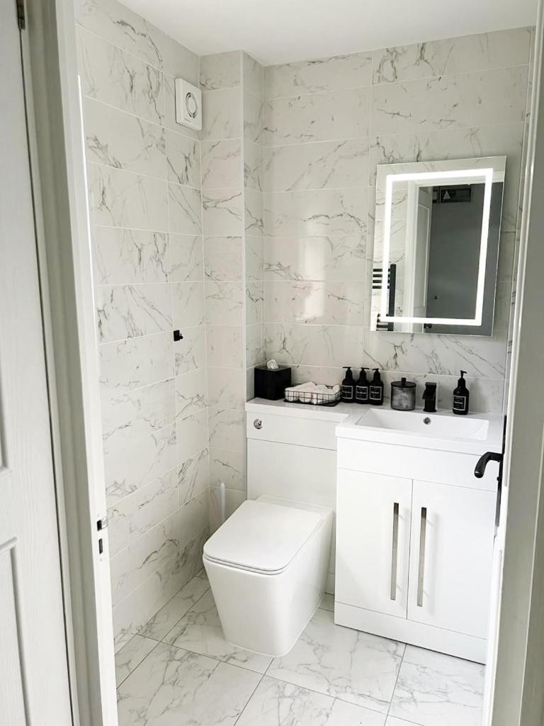 Beautiful Apartment In Beckton With Private Entrance And Garden لندن المظهر الخارجي الصورة